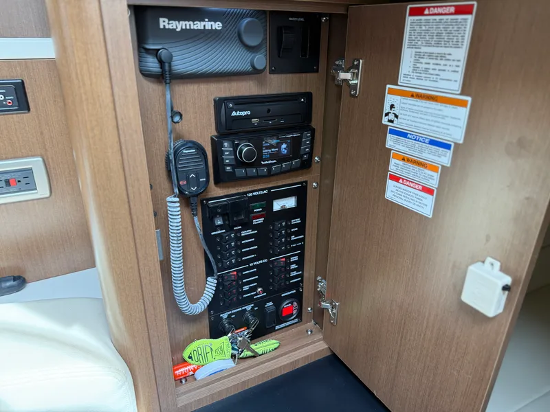 Slide: The Image of Sea Ray 330 SUNDANCER 2016 - 46