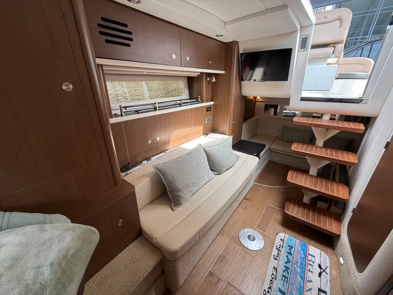 Slide: The Image of Sea Ray 330 SUNDANCER 2016 - 63