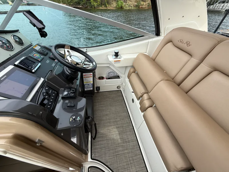 Slide: The Image of Sea Ray 330 SUNDANCER 2016 - 23