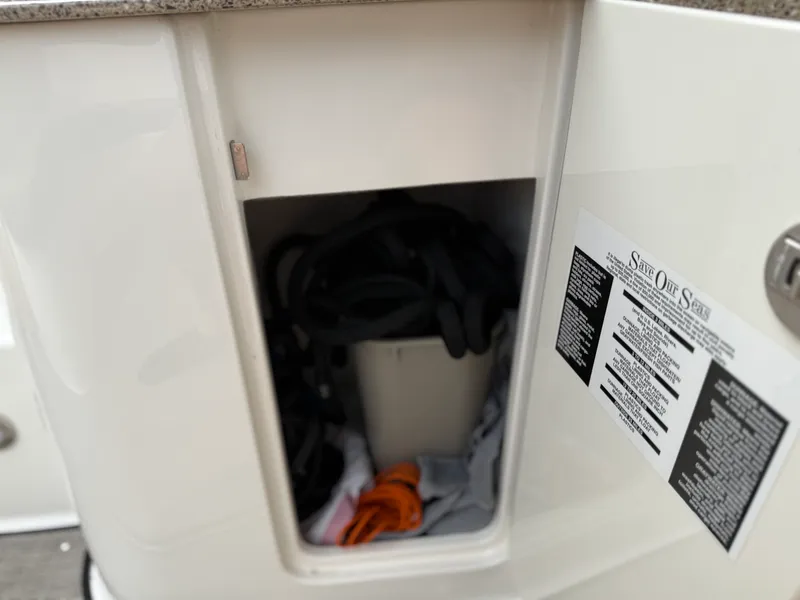 Slide: The Image of Sea Ray 330 SUNDANCER 2016 - 40