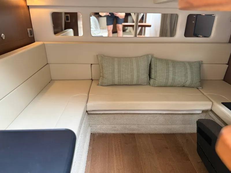 Slide: The Image of Sea Ray 330 SUNDANCER 2016 - 49