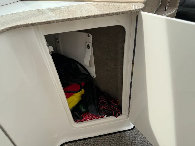 Slide: The Image of Sea Ray 330 SUNDANCER 2016 - 43