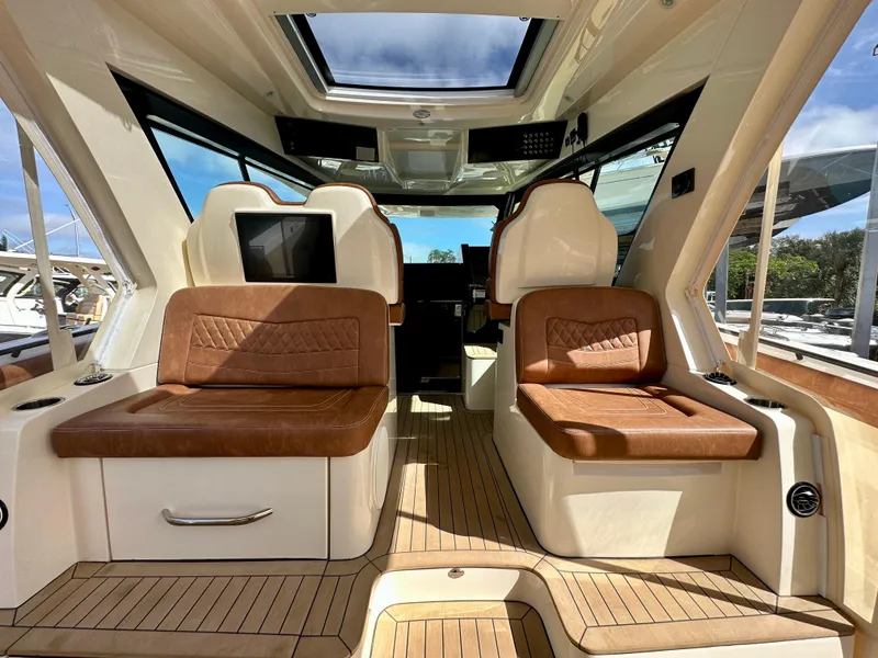 Slide: The Image of Scout 530 LXF 2024 - 10