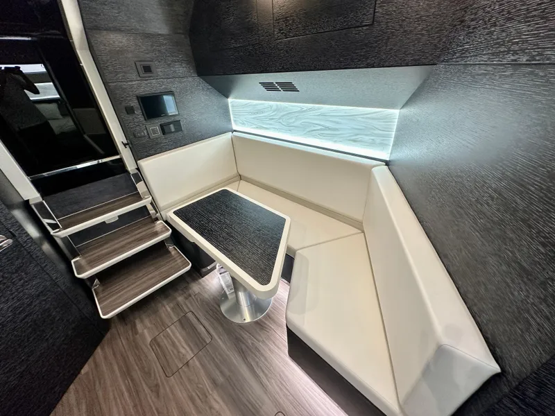 Slide: The Image of Scout 530 LXF 2024 - 21