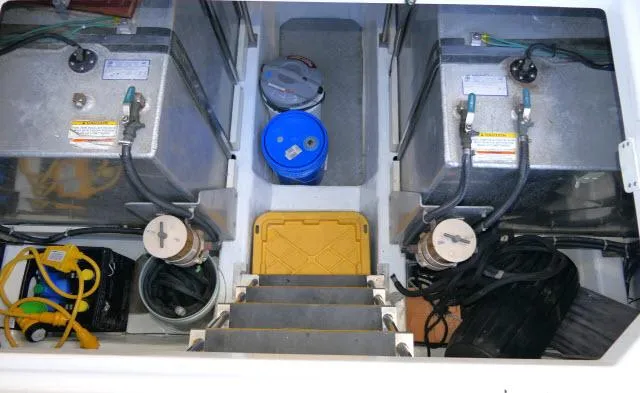 Slide: The Image of Carver 530 Voyager Pilothouse 2001 - 50