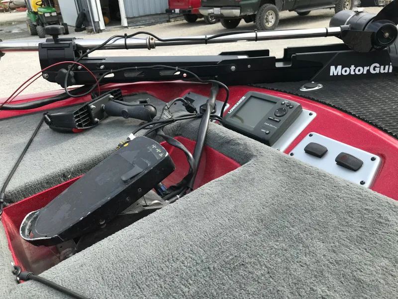 Slide: The Image of 2007 Stratos 285 XL boat with MotorGuide trolling motor and control panel. - 10