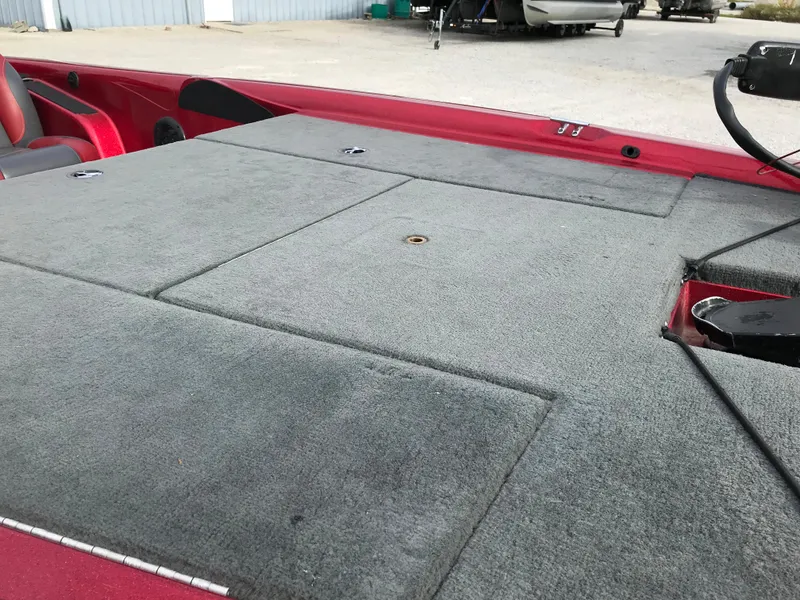 Slide: The Image of 2007 Stratos 285 XL boat deck with gray carpet and red trim. - 11