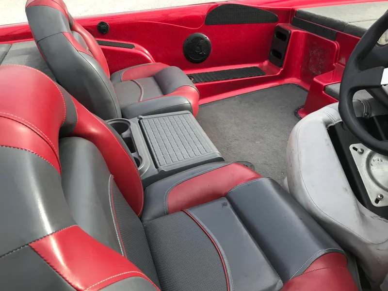 Slide: The Image of 2007 Stratos 285 XL boat interior with red and gray seats. - 14