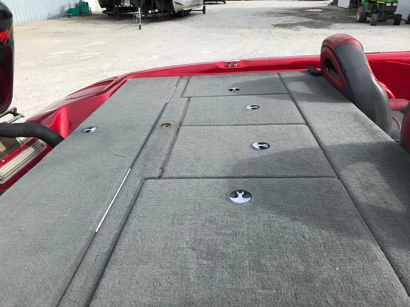 Slide: The Image of 2007 Stratos 285 XL boat deck with storage compartments. - 15