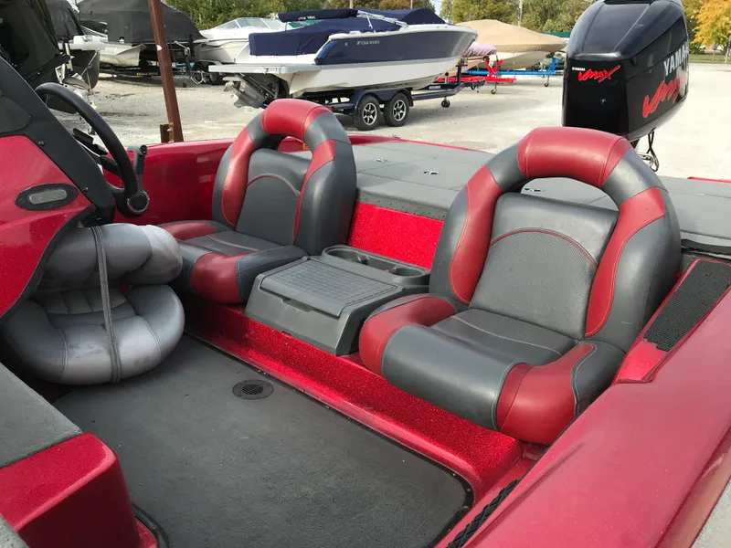 Slide: The Image of 2007 Stratos 285 XL boat interior with red and gray seats. - 7