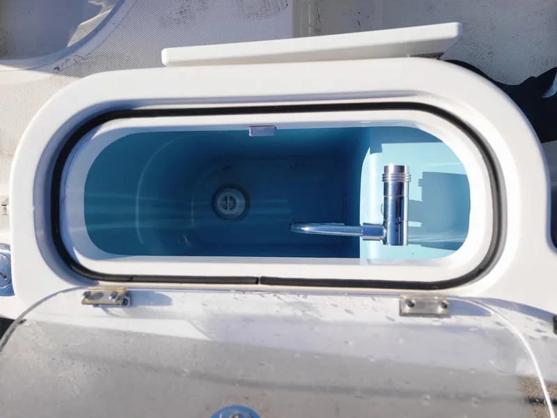Slide: The Image of 2023 Wellcraft 242 Fisherman livewell compartment. - 15