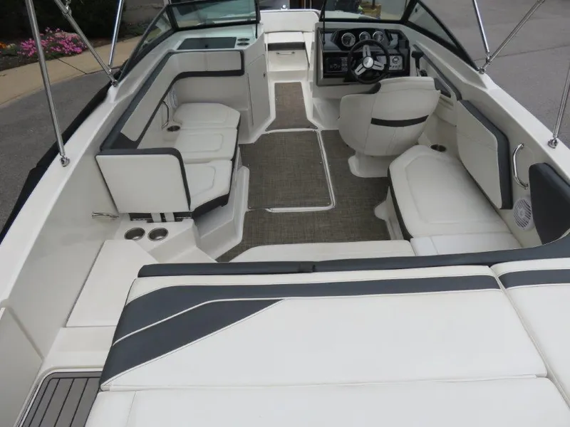 Slide: The Image of Sea Ray 210 SPX 2018 - 2