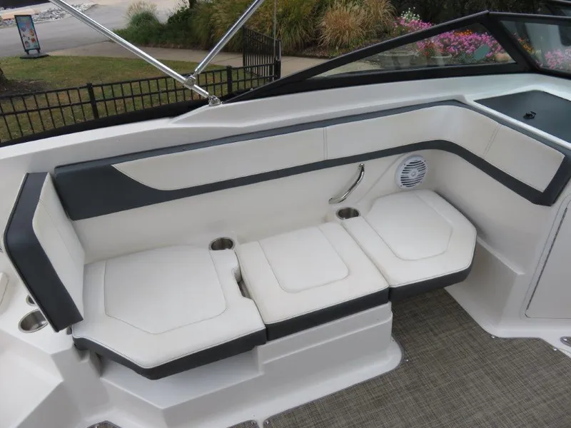 Slide: The Image of Sea Ray 210 SPX 2018 - 4