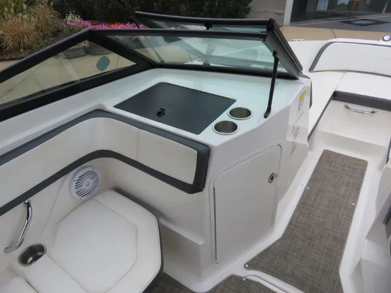 Slide: The Image of Sea Ray 210 SPX 2018 - 5