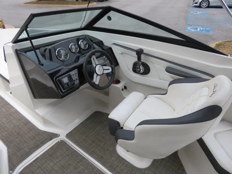 Slide: The Image of Sea Ray 210 SPX 2018 - 6
