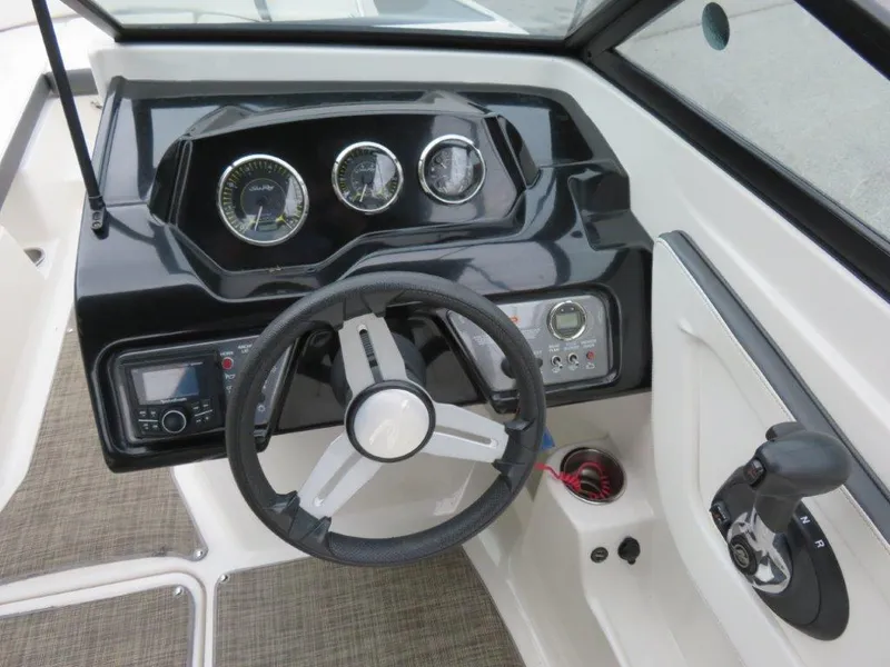 Slide: The Image of Sea Ray 210 SPX 2018 - 7