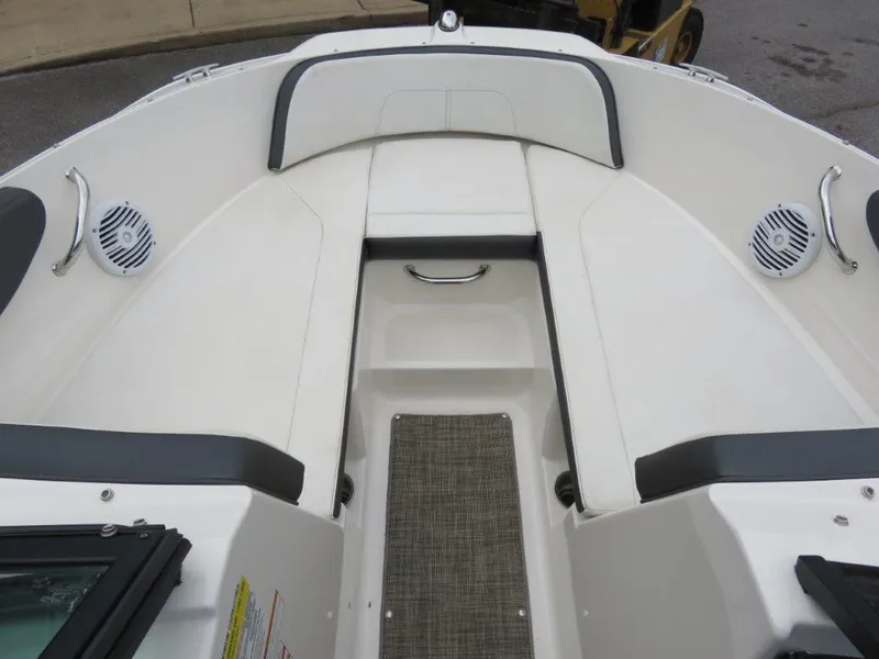 Slide: The Image of Sea Ray 210 SPX 2018 - 8