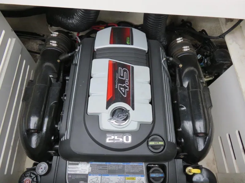 Slide: The Image of Sea Ray 210 SPX 2018 - 9