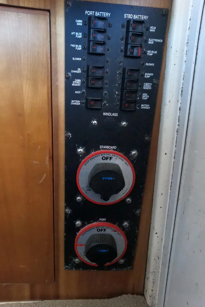 Slide: The Image of Electrical panel on a 2002 Luhrs 34 Convertible boat. - 33