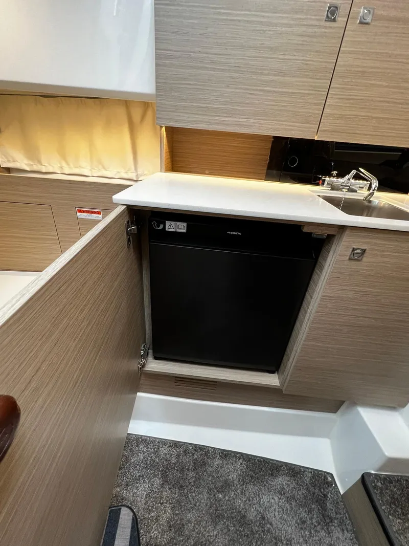 Slide: The Image of Jeanneau Leader 9.0 WA 2025 - 68