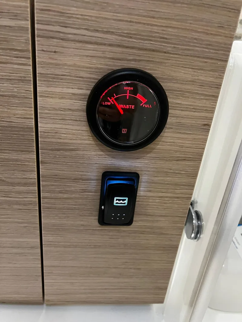 Slide: The Image of Jeanneau Leader 9.0 WA 2025 - 71