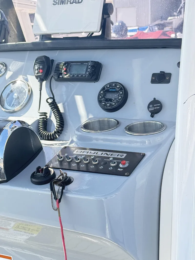 Slide: The Image of Bayliner T 22 C/C 2021 - 2