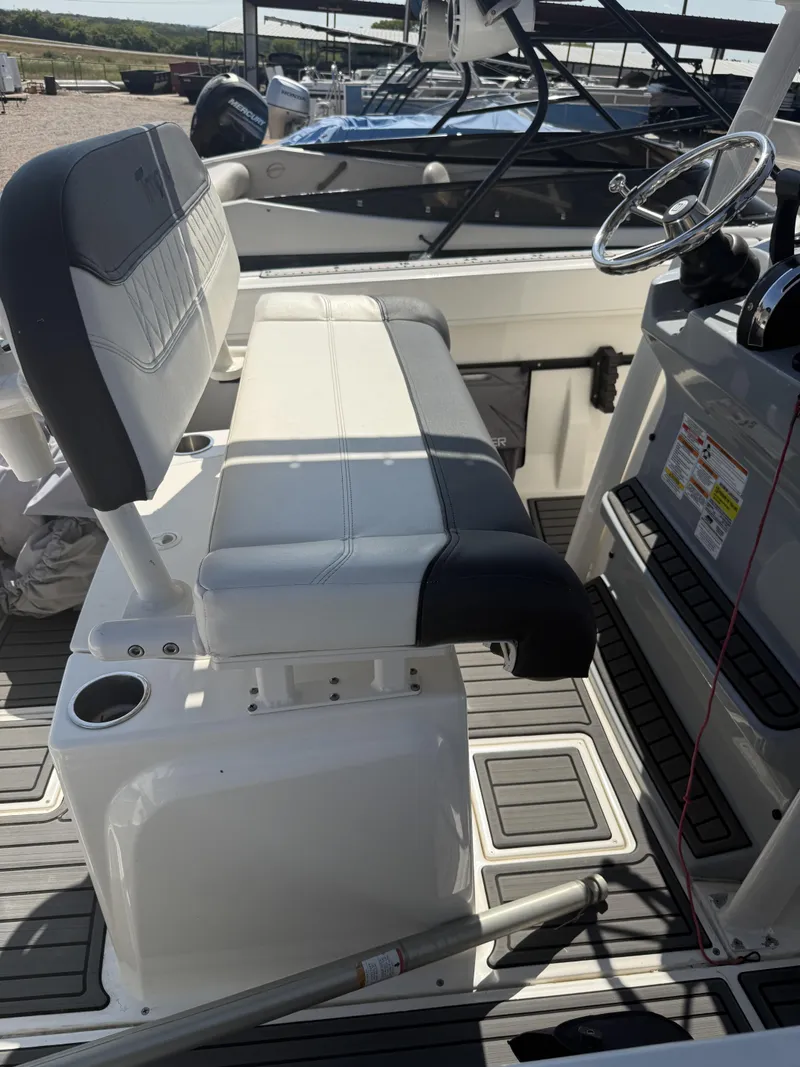 Slide: The Image of Bayliner T 22 C/C 2021 - 9