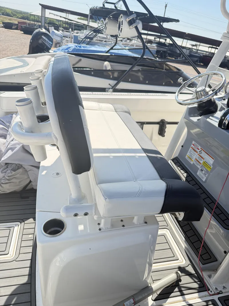 Slide: The Image of Bayliner T 22 C/C 2021 - 1