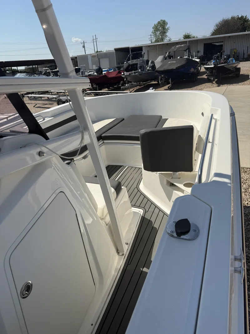 Slide: The Image of Bayliner T 22 C/C 2021 - 6