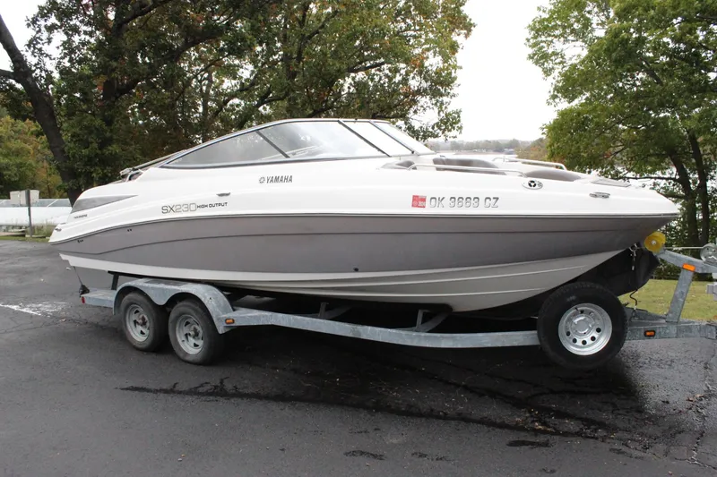 Slide: The Image of 2007 Yamaha Boats 230sx on trailer, parked outdoors. - 1