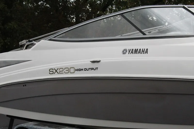 Slide: The Image of 2007 Yamaha Boats SX230 High Output side view. - 2