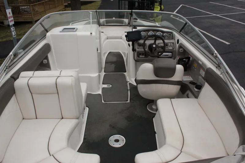 Slide: The Image of 2007 Yamaha Boats 230sx interior with white seating and steering console. - 4