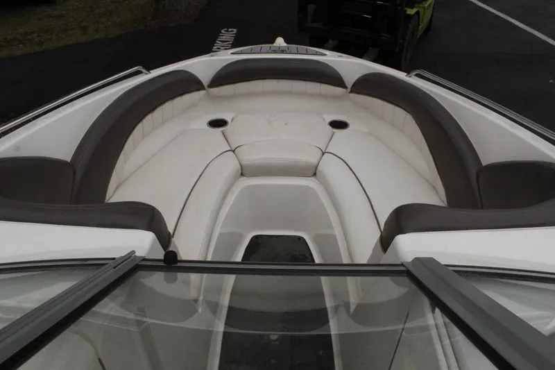 Slide: The Image of 2007 Yamaha Boats 230sx bow seating area with white and gray upholstery. - 8