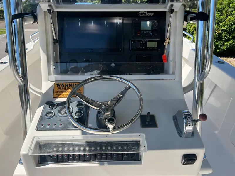 Slide: The Image of SeaVee 32 Cuddy Diesel-Helm - 16