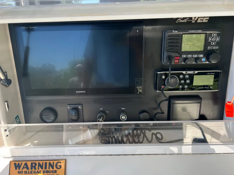 Slide: The Image of SeaVee 32 Cuddy Diesel-Helm - 17