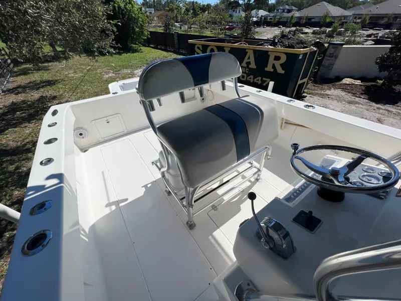 Slide: The Image of SeaVee 32 Cuddy Diesel-Helm - 19