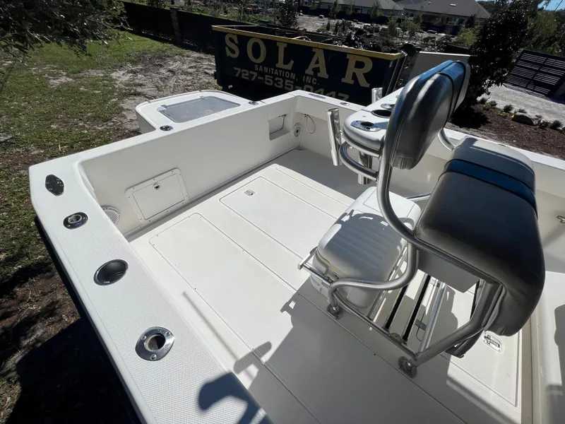 Slide: The Image of SeaVee 32 Cuddy Diesel-Cockpit - 20