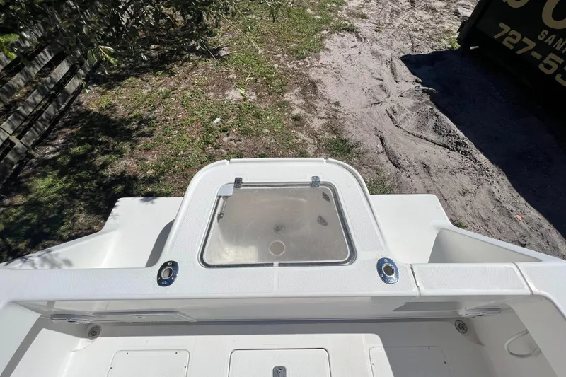 Slide: The Image of SeaVee 32 Cuddy Diesel-Livewell - 22