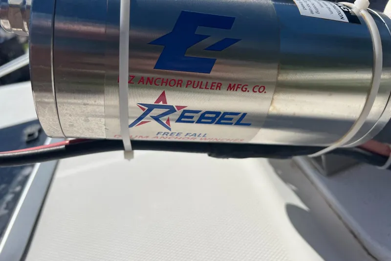 Slide: The Image of SeaVee 32 Cuddy Diesel-Windlass - 7