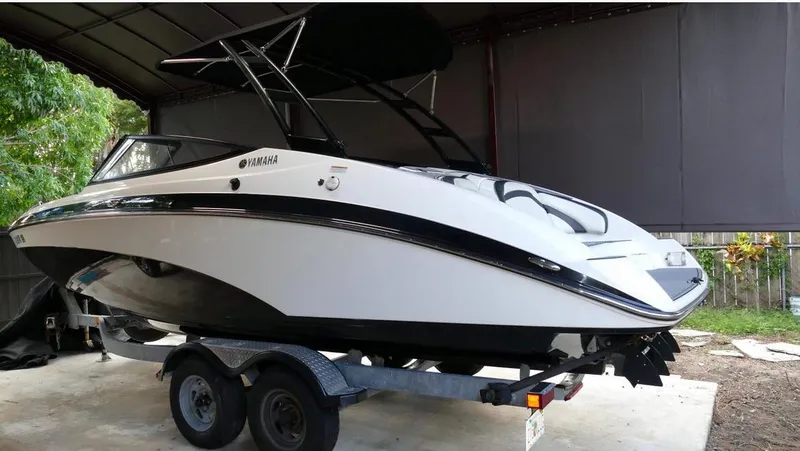 The Image of 2015 Yamaha AR240 boat on trailer in covered storage area. - 0