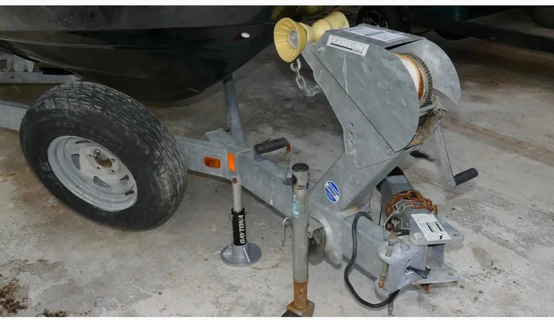Slide: The Image of Trailer hitch and winch of a 2015 Yamaha Boats AR240, parked indoors. - 21