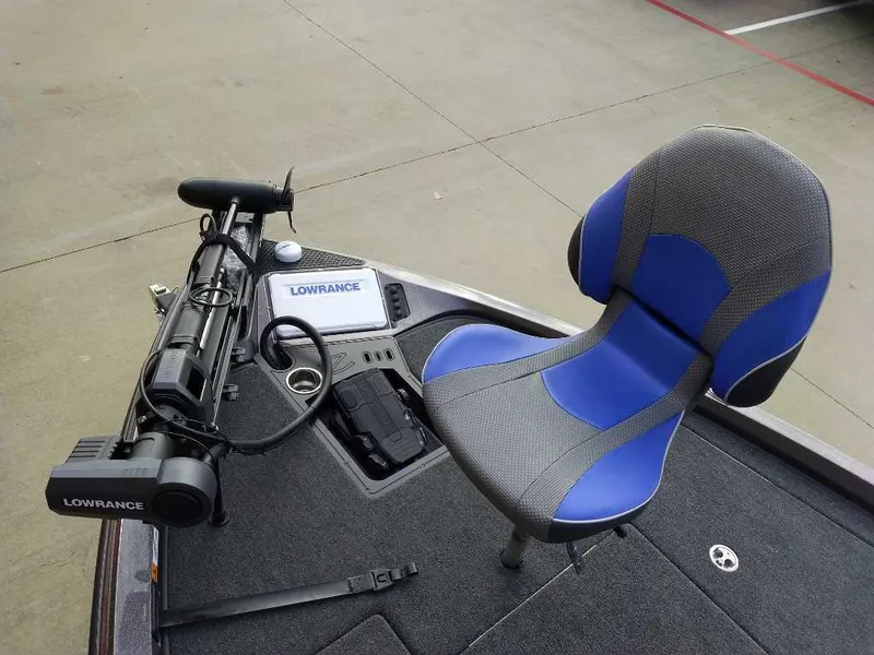 Slide: The Image of 2024 Ranger Z518 boat with Lowrance equipment and blue-gray seat. - 10