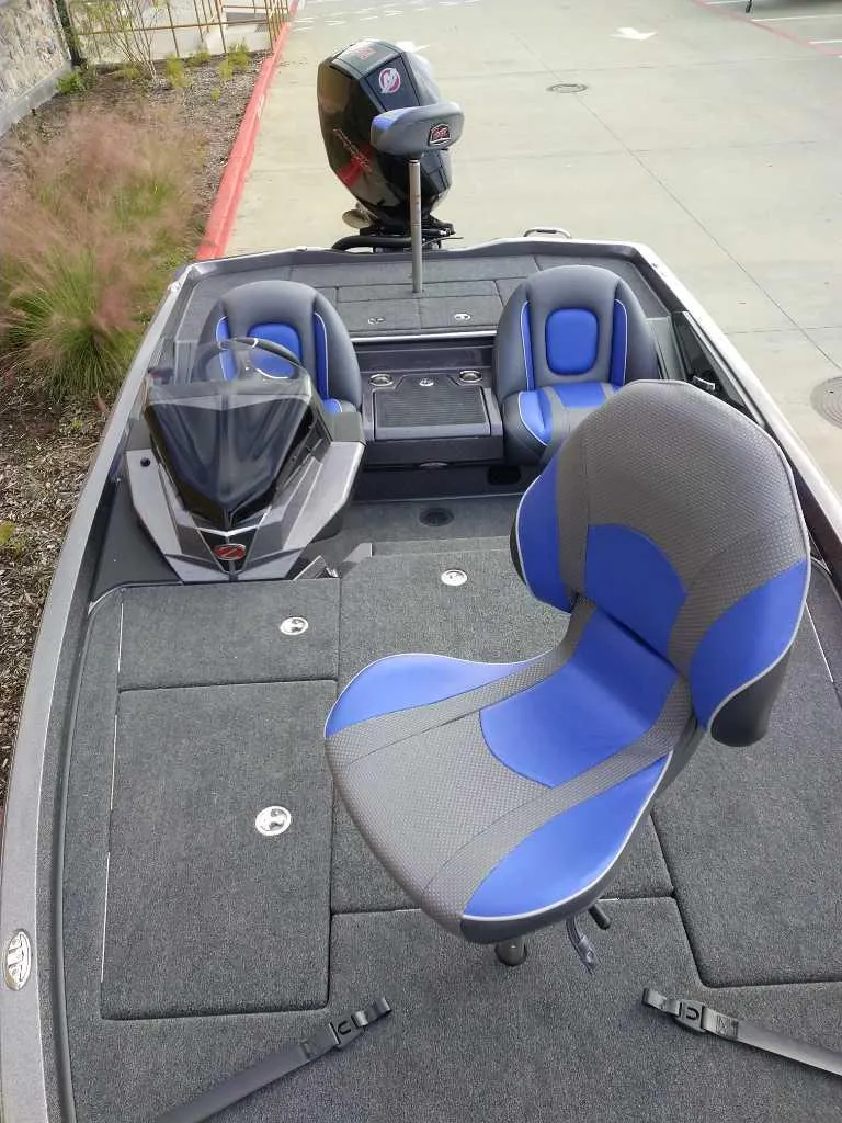 Slide: The Image of 2024 Ranger Z518 Ranger Cup Equipped boat with blue and gray seating. - 9