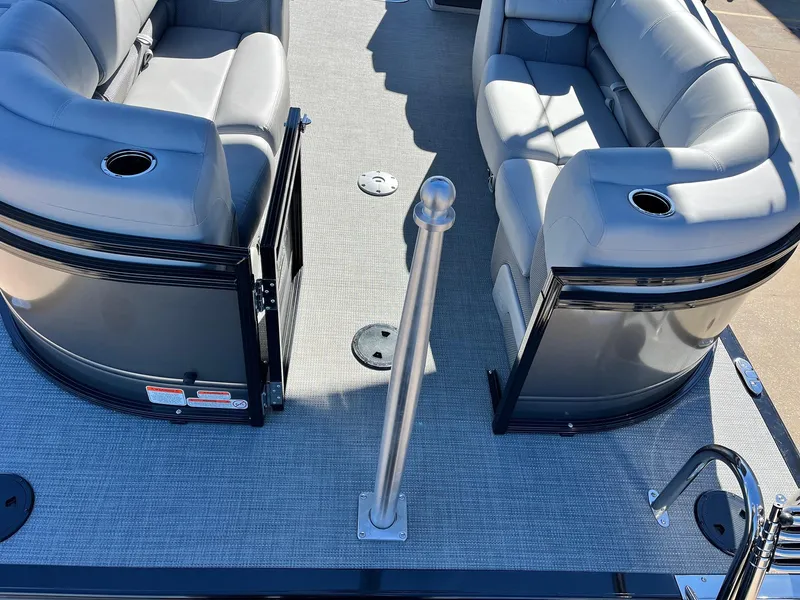 Slide: The Image of Regency 230 DL3 2024 - 53