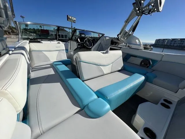 Slide: The Image of MasterCraft XT22 2021 - 10