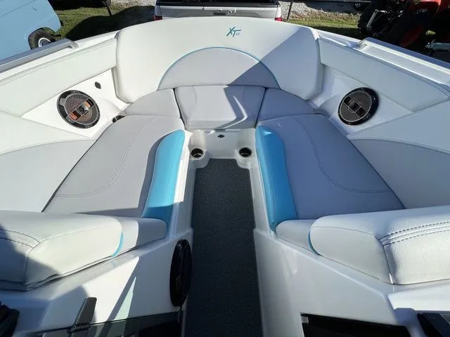 Slide: The Image of MasterCraft XT22 2021 - 11