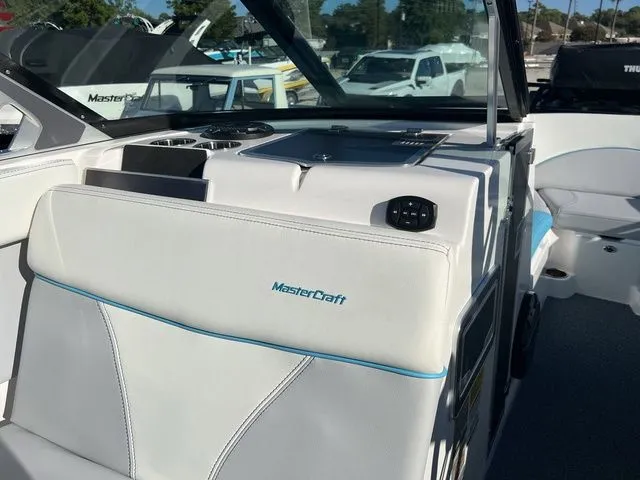 Slide: The Image of MasterCraft XT22 2021 - 13