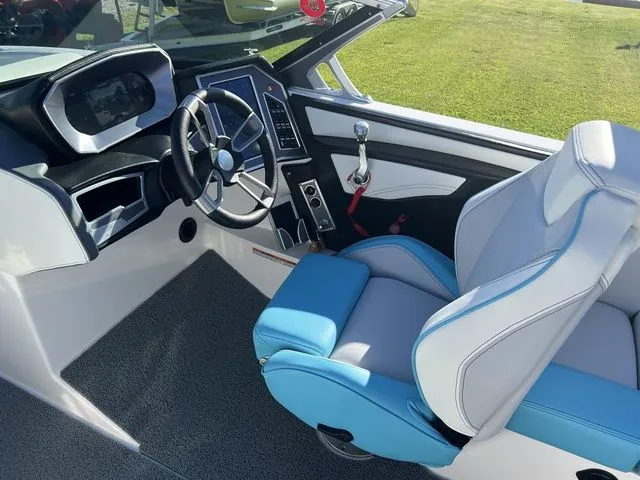 Slide: The Image of MasterCraft XT22 2021 - 15