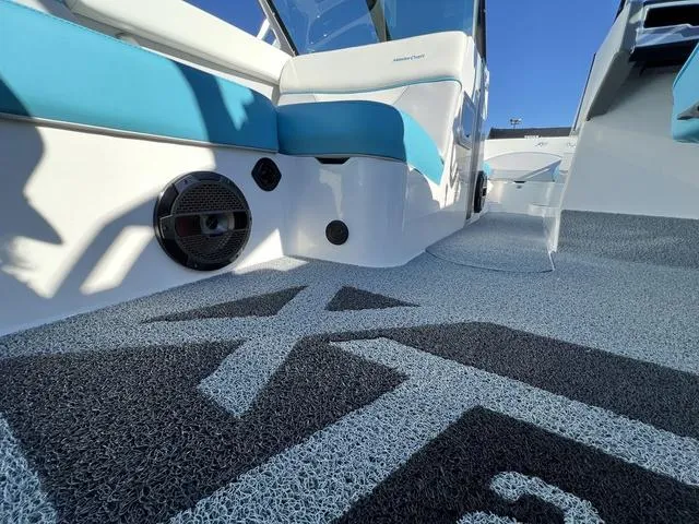 Slide: The Image of MasterCraft XT22 2021 - 17