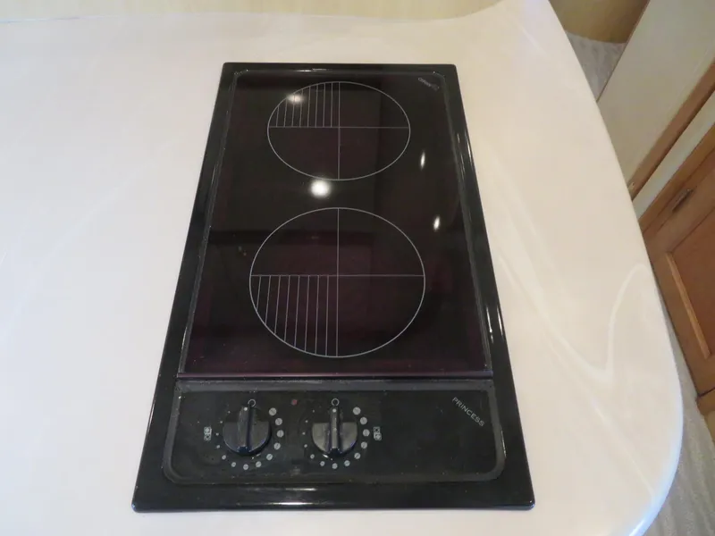 Slide: The Image of Built-in stovetop on 2000 Bluewater Yachts 5800 Motor Yacht. - 32